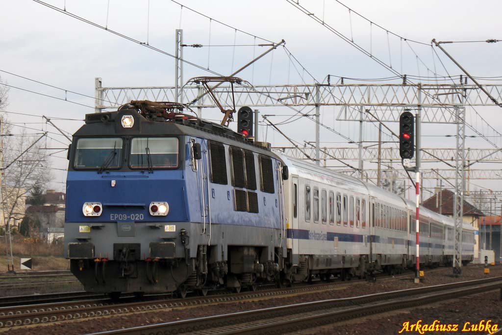 EP09-020 mit EC44  Berlin-Warszawa-Express  durchfhrt am 30.11.2009 den Haltepunkt Poznań Grczyn
