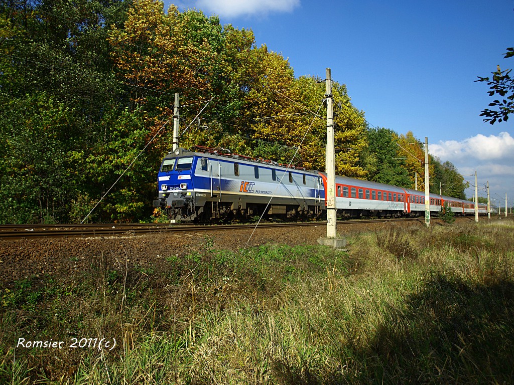 EP09-020 PKP Intercity mit den Wagen ĆD(Ćeske Drahy)als EC 110 Warszawa Wsch.-Praha hl.n.in Tychy.Bild am 22.10.2011.