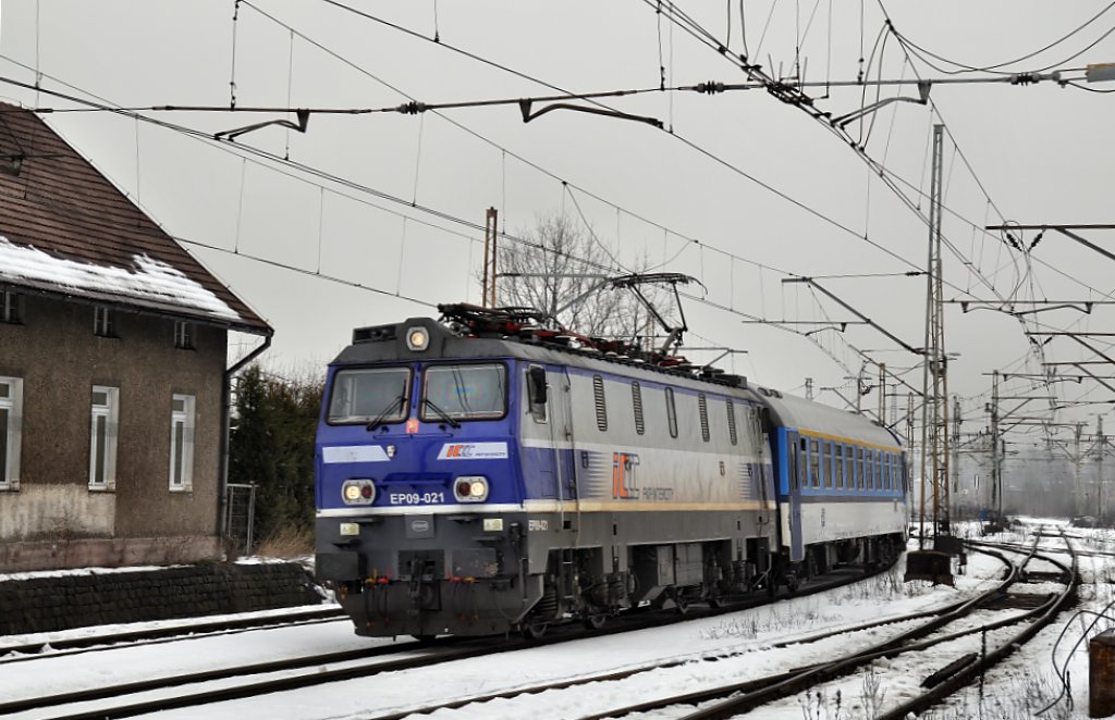 EP09 021 mit EC 131 von Warszawa Wschodnia nach Budapest-Keleti. In Katowice Ligota (05.04.2013)
