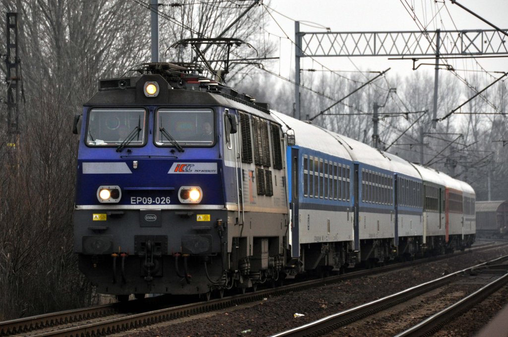 EP09 026 in Katowice-Piotrowice mit dem IC aus Warschau nach Prag (29.12.2012)