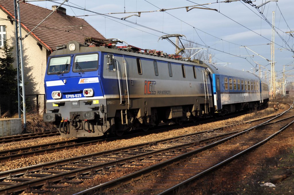 EP09 029 in Katowice-Ligota mit dem IC von Warschau nach Prag (02.01.2012)
