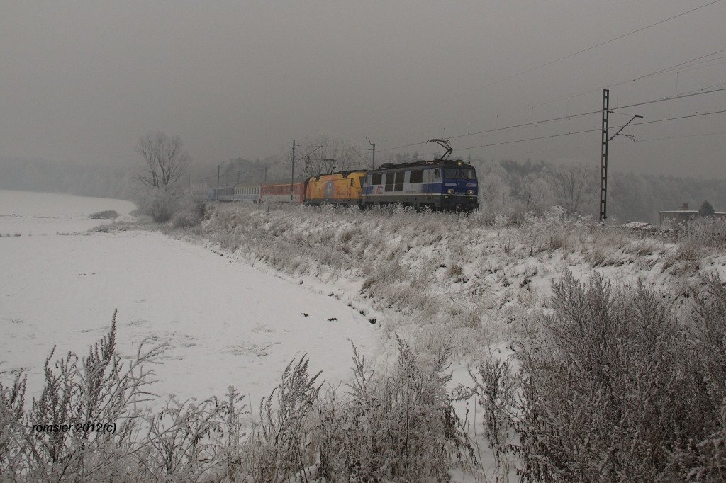 EP09-029+5 370 009 PGE ARENA GDAŃSK mit einem EC 110 PRAHA von Warschau nach Prag in Tichau(Oberschlesien)am 09.12.2012.