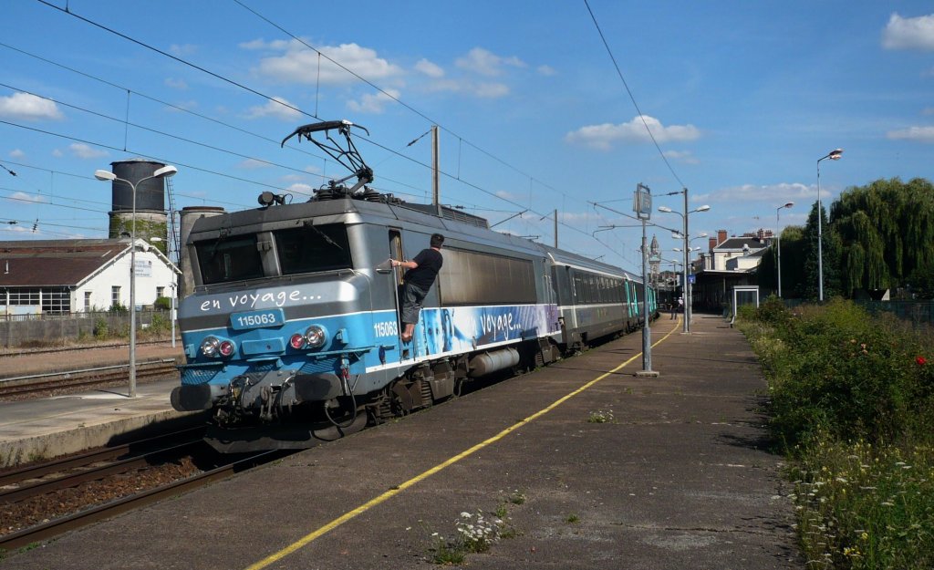 Epernay SNCF, den 22.07.2012 mit dem RE aus Chalons en Champagne mit Fahrtziel Paris Est:
Ungeduldig und leicht gereizt wartet der Lokfhrer auf den Abfahrauftrag vom chef au bord und dem chef d´escale, um seine 115063 endlich wieder in Bewegung setzen zu knnen. Whrend der ein oder andere Reisende noch gut gelaunt vom Champagne trumt, geht es dem Tf nur noch darum, schnellstmglich seine 5 Minuten Versptung aufzuholen;)

 