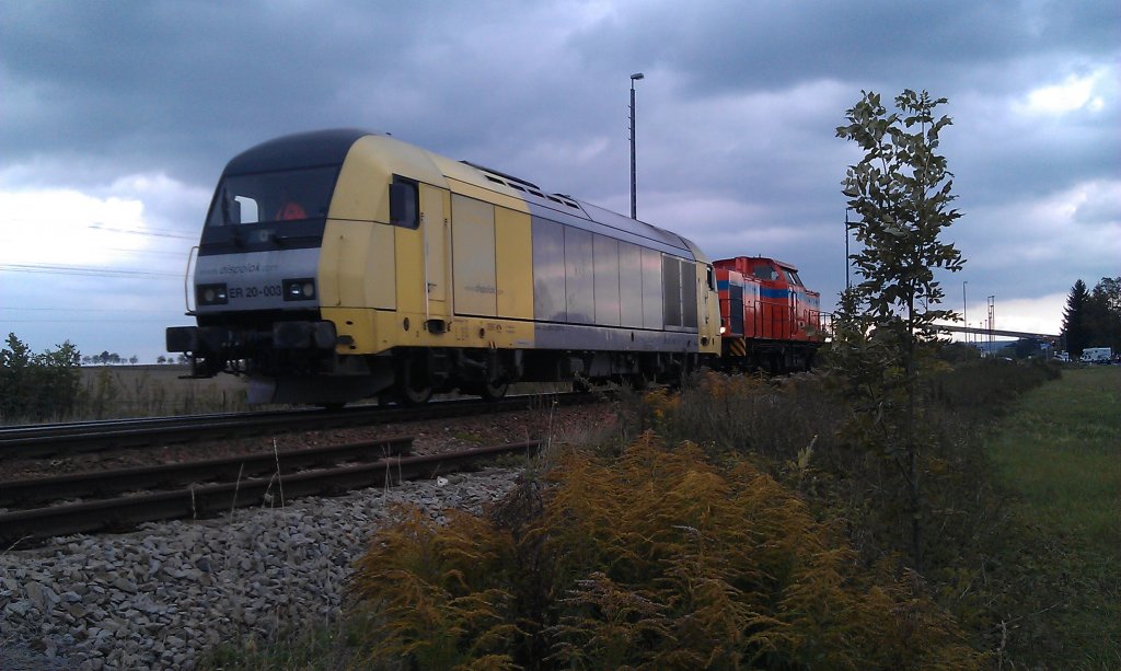 ER 20-003 und eine BR 298 rangieren am 22.09.2012 in Oberwellenborn. 