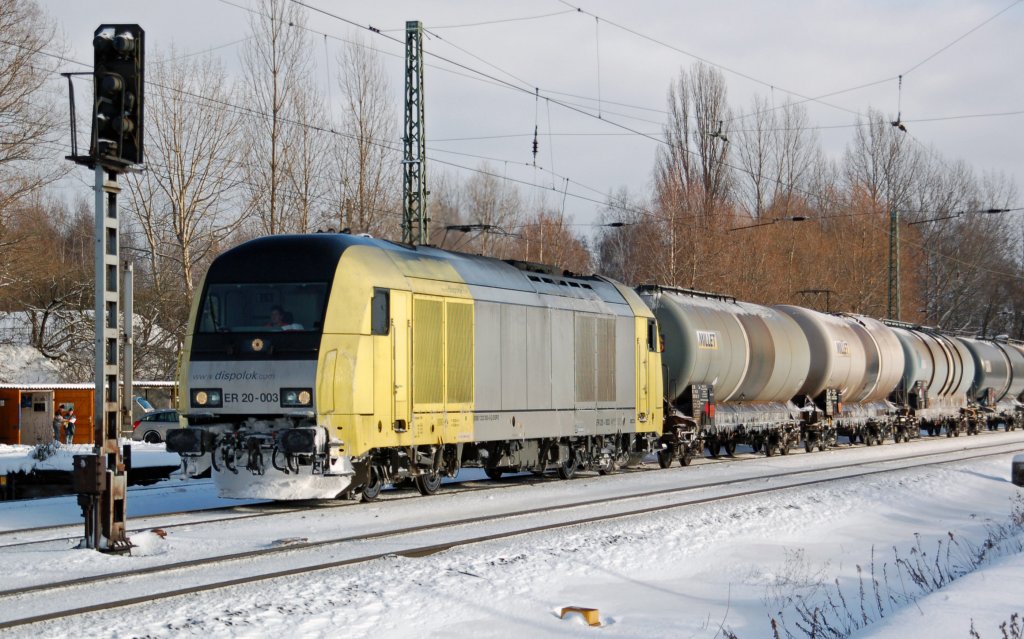 ER 20 003 zieht am 10.12.10 einen Kesselwagenzug durch Leipzig-Thekla Richtung Mockau.