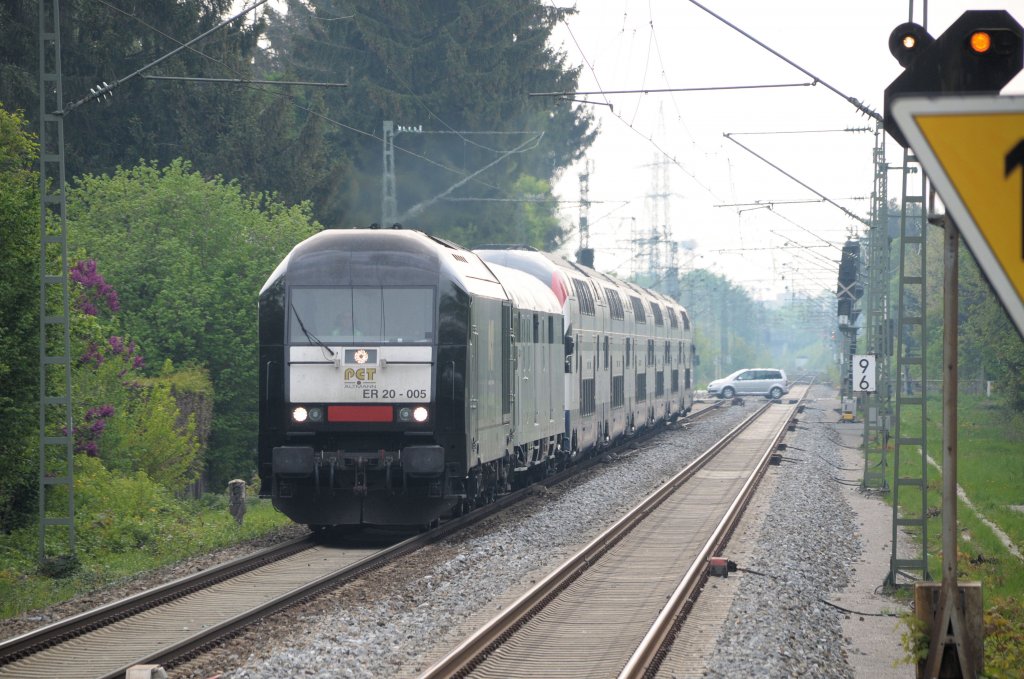 ER 20-005 berfhrt am 24.04.11 im Auftrag von Railadventure 511 004 der Zricher S-Bahn von Mnchen-Laim nach Zrich an der Mnchner Leienfelsstrae