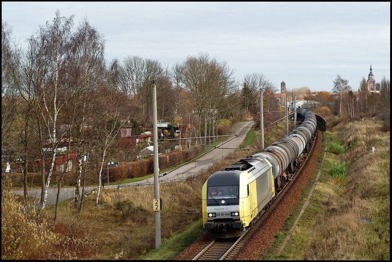 ER 20-006 kmpft sich mit einem Kesselwagenzug von Stendell nach Rostock-Seehafen am 25.11.2009 die lange Steigung nach Langendorf hoch, hier zwischen Hbf Stralsund und Hp Grnhufe.