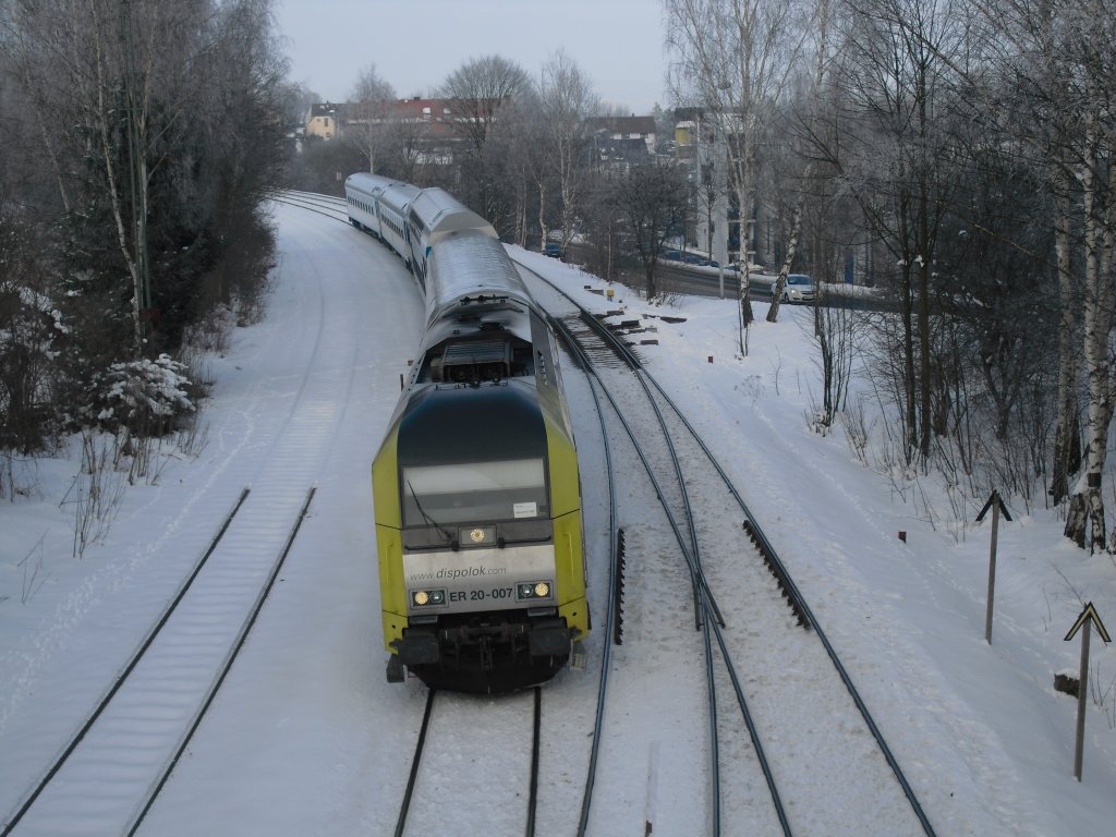 ER 20 007 kommt am 01.02.11 mit dem ALX aus Hof Hbf und hat Einfahrt in Marktredwitz. Dann geht es weiter nach Mnchen Hbf.