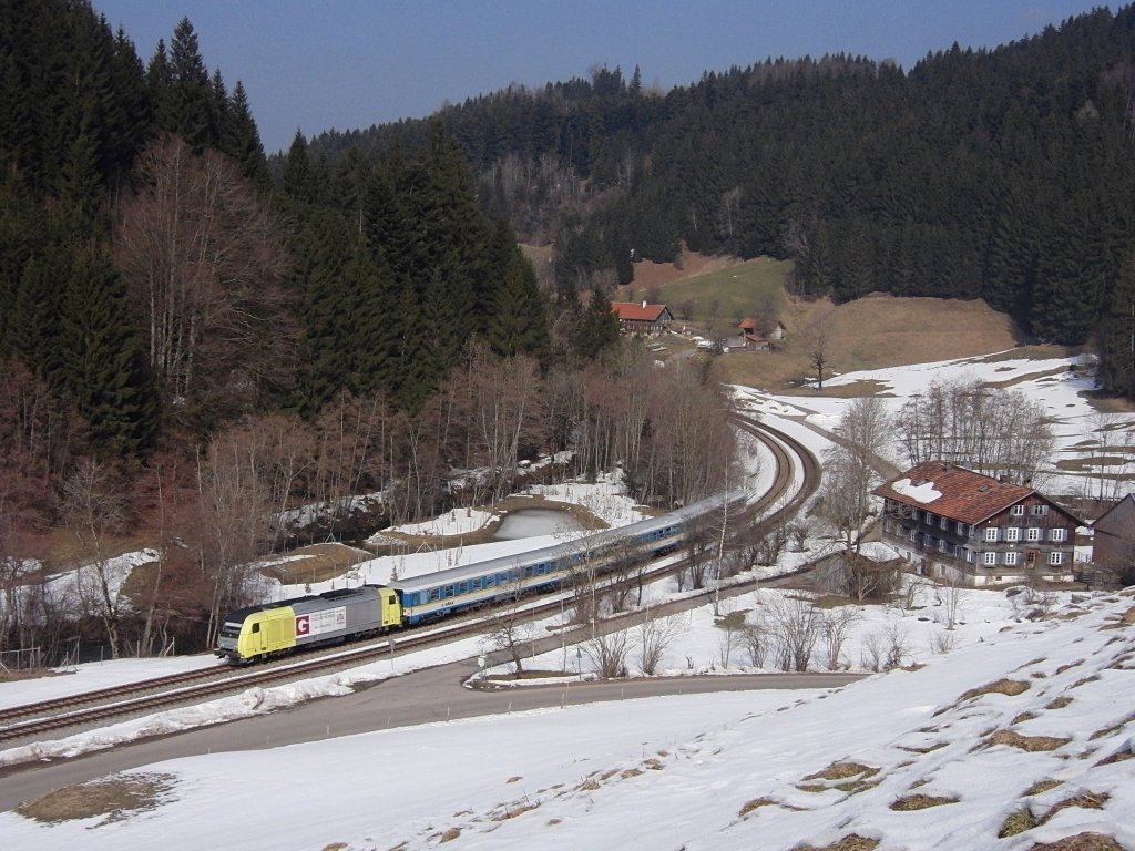 ER 20-007 mit ALX 84149 von Lindau nach Mnchen erreicht am 03.03.2011 in Krze Oberstaufen. Bild entstand in der Nhe von Zell.