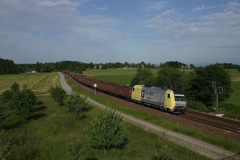 ER 20-007 rollt mit dem DGS 48341 (K�nitz-Cheb/Eger) durch das Vogtland Richtung S�den.(Sch�nberg/Vogtl.,17.6.2010)