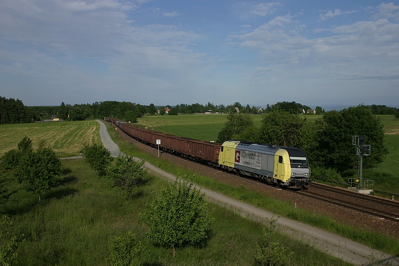 ER 20-007 rollt mit dem DGS 48341 (Knitz-Cheb/Eger) durch das Vogtland Richtung Sden.(Schnberg/Vogtl.,17.6.2010)