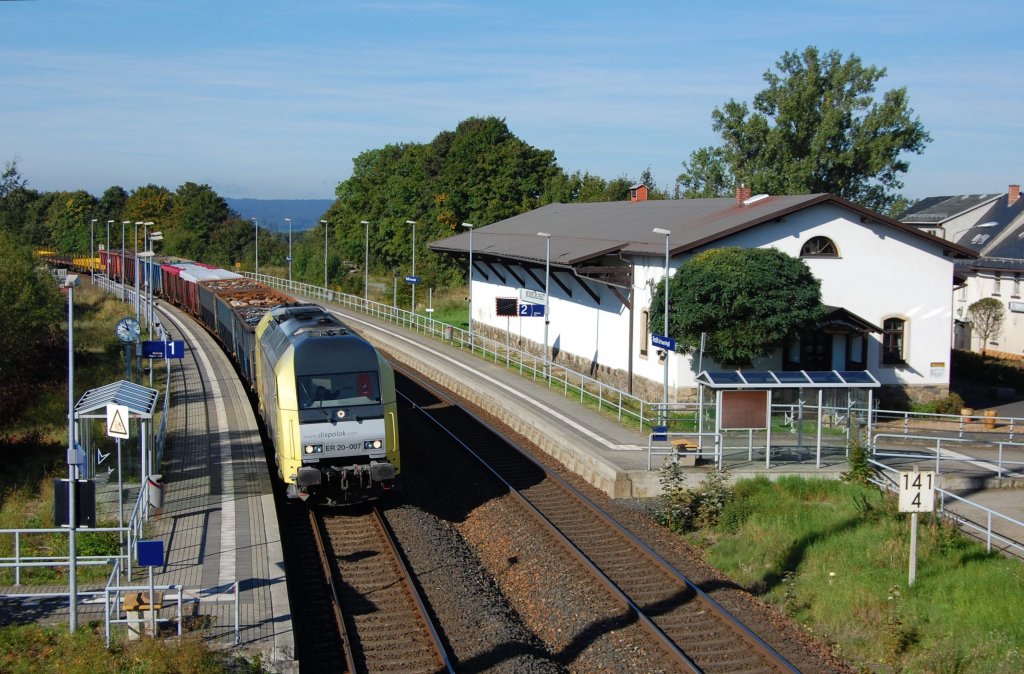 ER 20 007 vom Stahlwerk Th�ringen mit Schrottzug nach K�ditz am 11.09.2010 in Reuth (Vogtland)