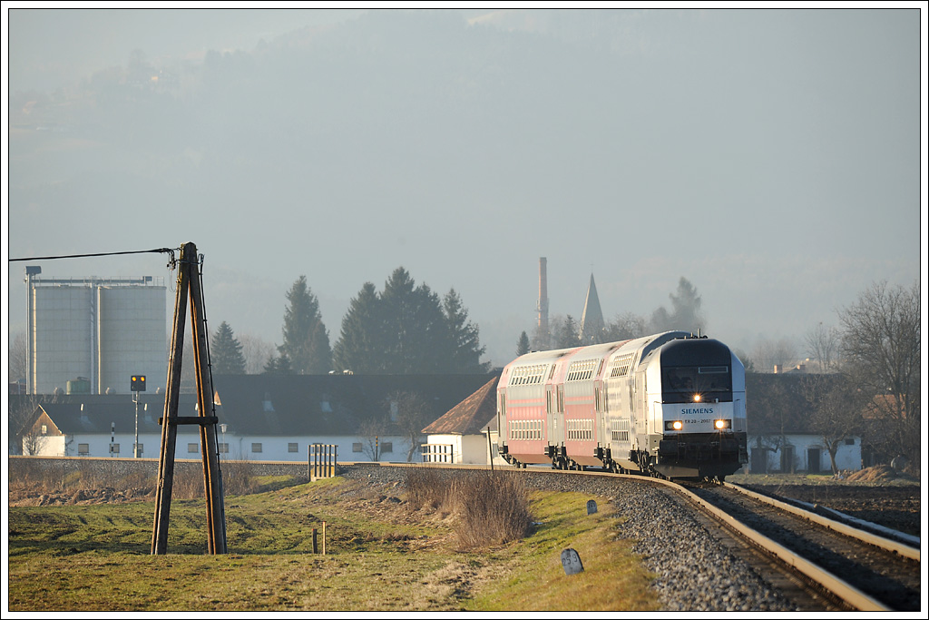 ER 20-2007 bei der Rckfahrt von Wies-Eibiswald ber Werndorf nach Graz am 18.1.2011 kurz nach Frauental aufgenommen. Fr einen Kaffee verschwindet sogar das Kabel fr die Trsteuerung ber den Puffern.