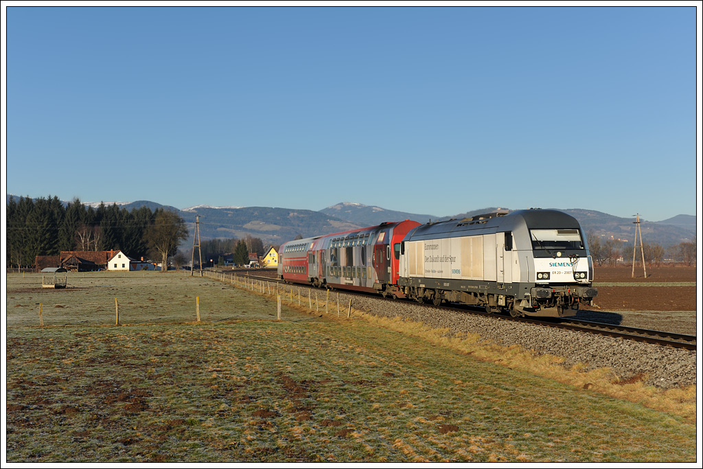 ER 20-2007  Schneewittchen  bespannnte am 18.1.2011 R 8557 (S61) von Graz ber Lieboch nach Wies-Eibiswald. Die Aufnahme entstand kurz nach der Haltestelle St. Peter im Sulmtal. R 8557 ist der einzige Zug, der zur Zeit ber die  alte  Strecke gefhrt wird, und bei Tageslicht fotografierbar ist. Er er verkehrt bis Lieboch gemeinsam mit 8405 nach Kflach.