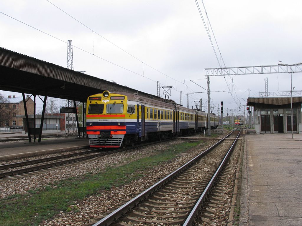 ER-8004-07 mit Regionalzug 6141 Saulkrasti-Riga Pasazieru auf Bahnhof Riga Pass am 4-5-2010.