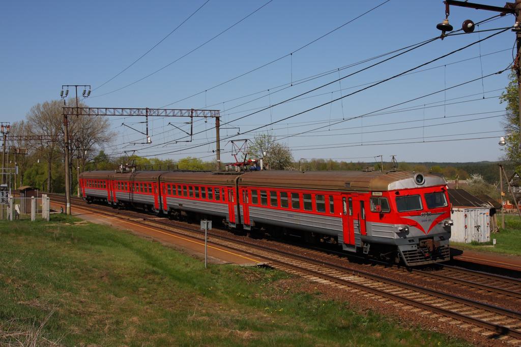 ER 9M-390-09 fhrt im Haltepunkt Rikanday am 2.5.2012 nach Kaunas ab.