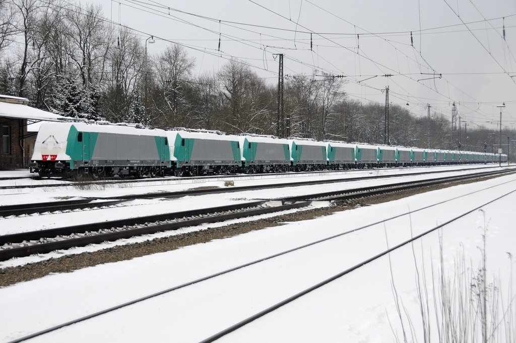 Er wird immer lnger... der Neuoffinger Lokzug: 9 x BR 186 und anschlieend 15 x BR 185. Loks bis zum Horizont... (12.02.2010).