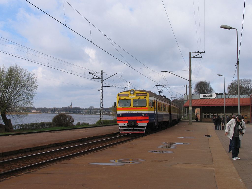 ER2-1307-09/ER2-1307-01  mit Regionalzug 6412 Sloka-Riga Pasazieru auf Bahnhof Majori am 1-5-2010.