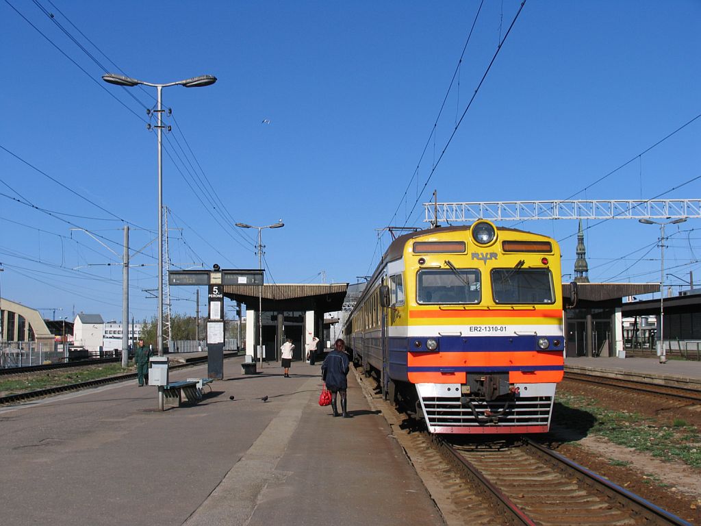 ER2-1310-01 mit Regionalzug 6713 Riga Pasazieru-Jelgava auf Bahnhof Riga Pasazieru am 3-5-2010.