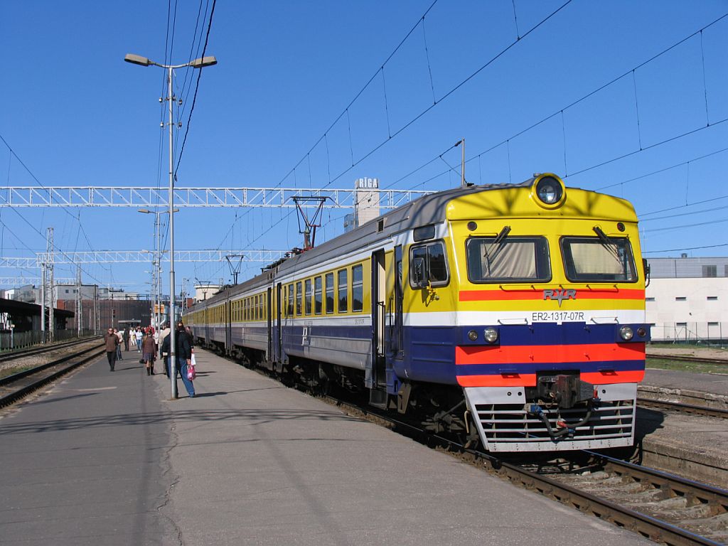 ER2-1317-07R mit Regionalzug 6219 Aizkraukle-Riga Pasazieru auf Bahnhof Riga Pasazieru am 3-5-2010.