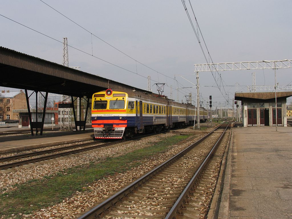 ER2-8029-07 mit Regionalzug 6237 Aizkraukle-Riga Pasazieru auf Bahnhof Riga Pasazieru am 30-4-2010.