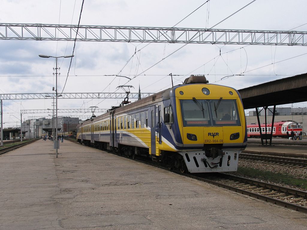 ER2-964-09 auf Bahnhof Riga Pasazieru am 1-5-2010.