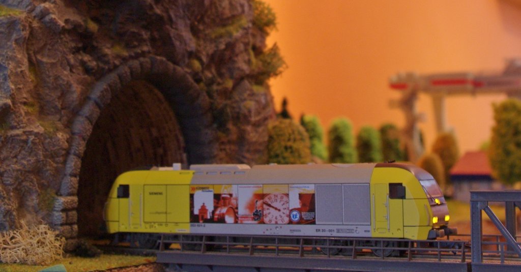 ER20 001 (253 001-2) der IGE mit Werbung fr die Sendung  Eisenbahnromantik  vom SWR aus dem Hause Trix. Mit ESU Lokpilot.