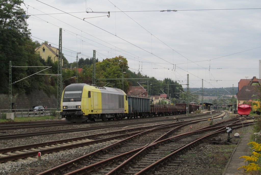 ER20-003 durchfhrt am 24. September 2012 mit einem Schrott-/Stahlzug nach Cheb den Bahnhof Kronach.