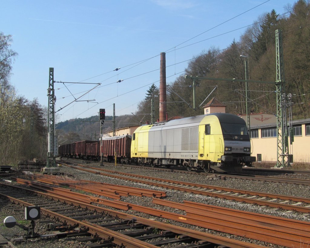 ER20-003 zieht am 18. April 2013 den Schrottzug nach Unterwellenborn durch Kronach.