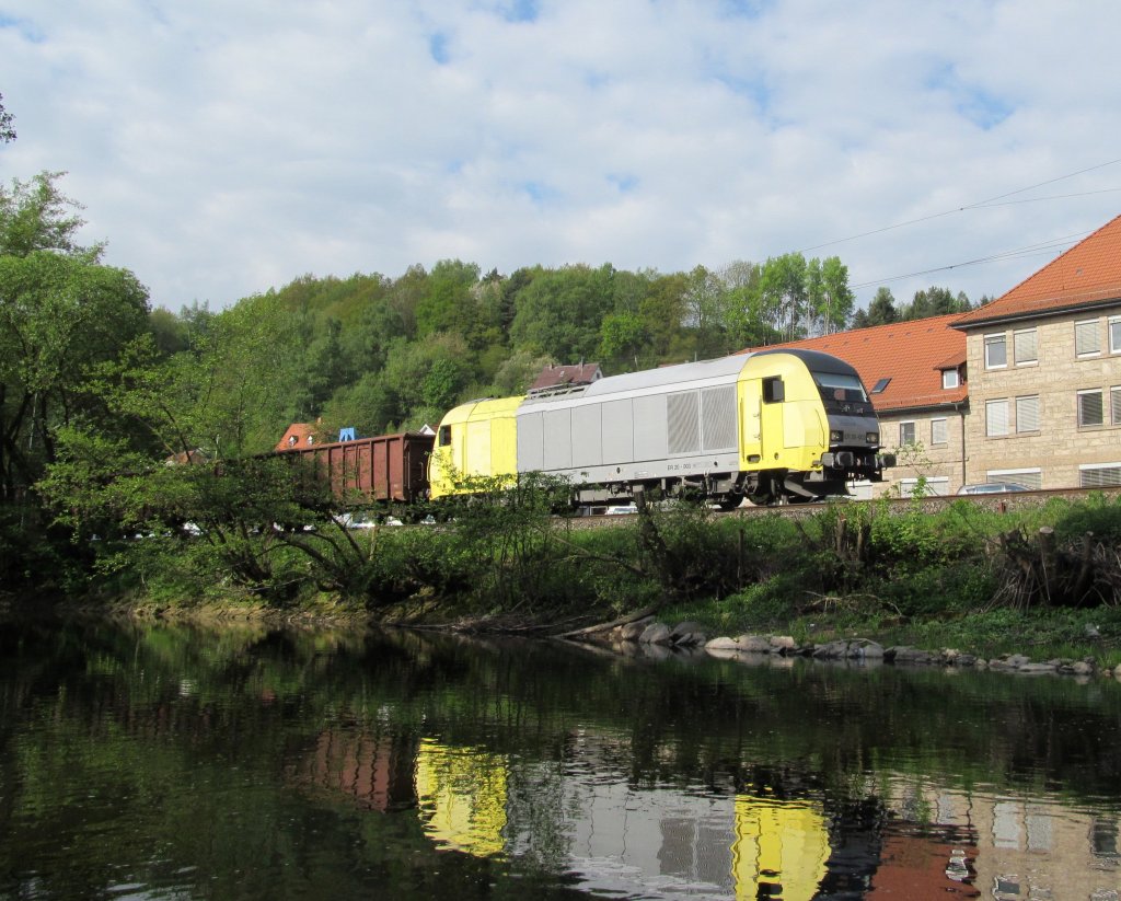 ER20 003 zieht am 8. Mai 2012 den Schrottzug von Cheb nach Knitz durch das Kronacher Stadtgebiet.