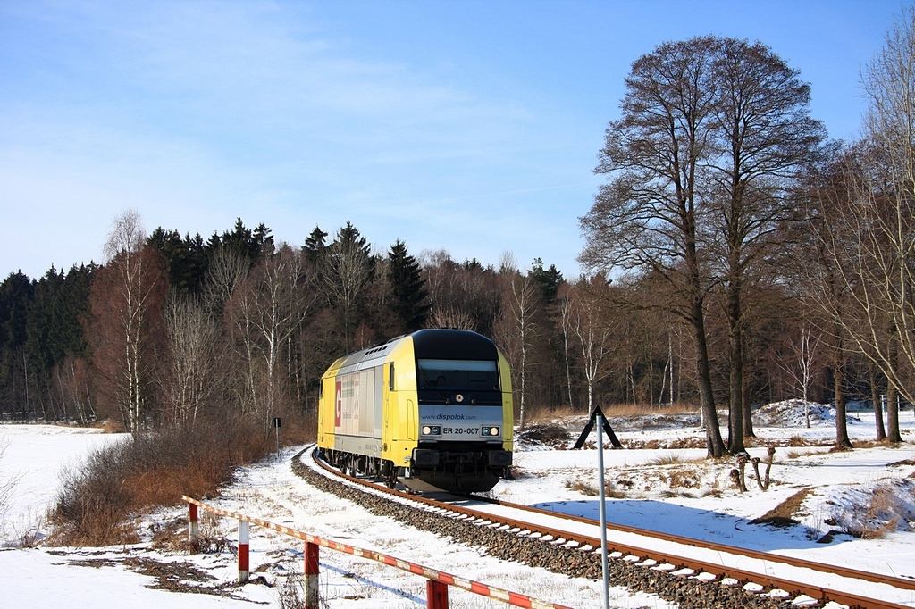 ER20-007, in Diensten des Eisenbahnverkehrsunternehmen Stahlwerk Thringen (SWT), kommt als DGS48340 ohne Last zurck aus Cheb und umfhrt soeben die Teiche am Sportplatz Pllwitz. (10.03.2010) 