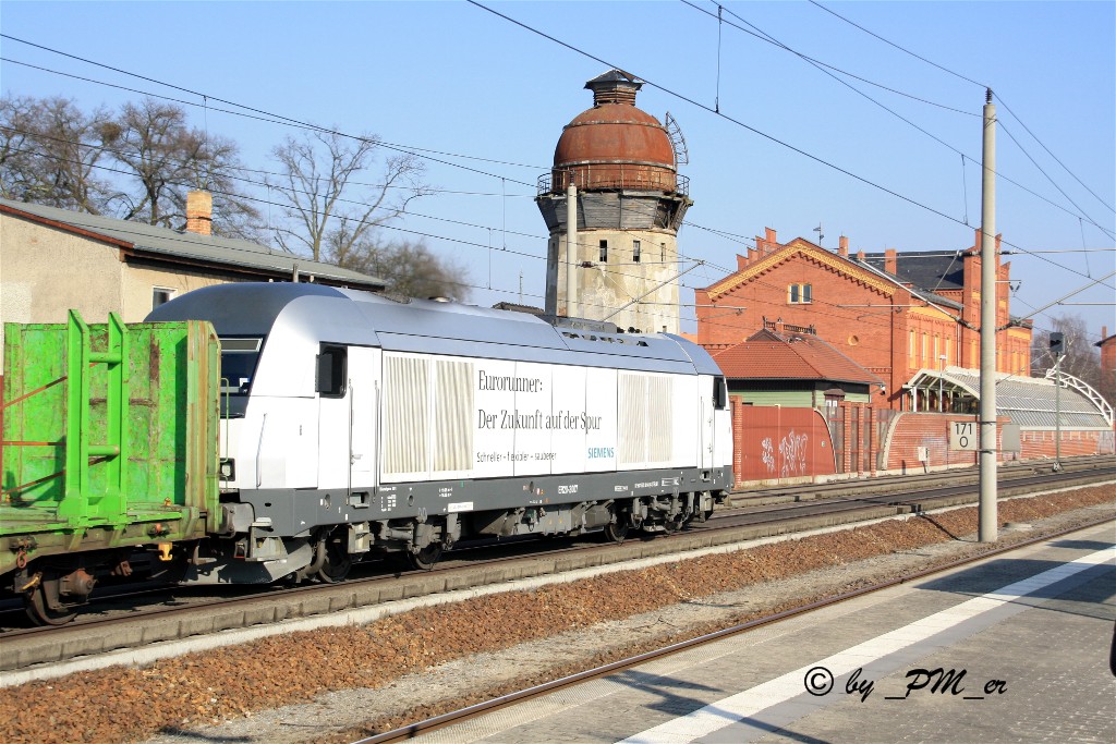 ER20 2007 (92 80 1 223 081-1 D-STSLM)bei der Rckfhrung leerer Holztransportwagen aus Niedergrne am 1.3.2011 durch Rathenow