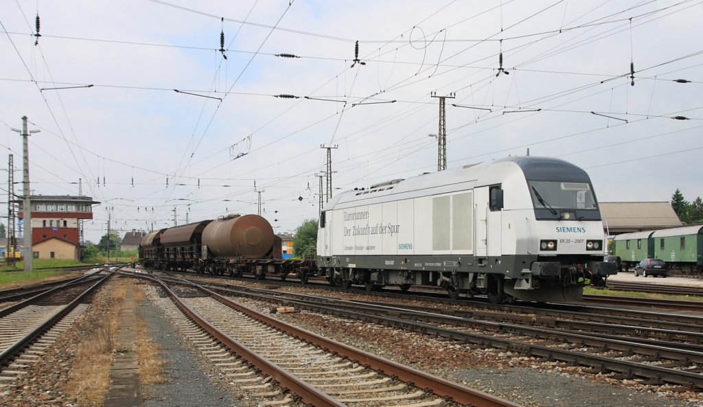 ER20-2007 unterwegs fr Stern und Hafferl mit GZ 68871 bei der Einfahrt in den Bahnhof Wels am 04. Juni 2010.