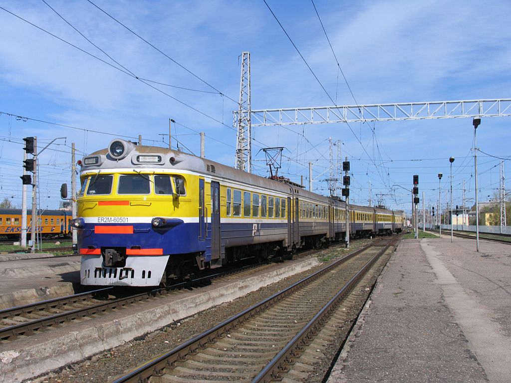 ER2M-60501/ER2M-60509 mit Regionalzug 6236 Riga Pasazieru-Lielvarde auf Bahnhof Riga Pasazieru am 3-5-2010.