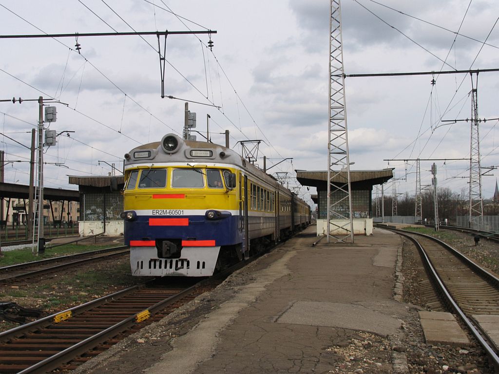 ER2M-60501/ER2M-60509 mit Regionalzug 6727 Riga Pasazieru-Jelgava auf Bahnhof Riga Pasazieru am 1-5-2010.