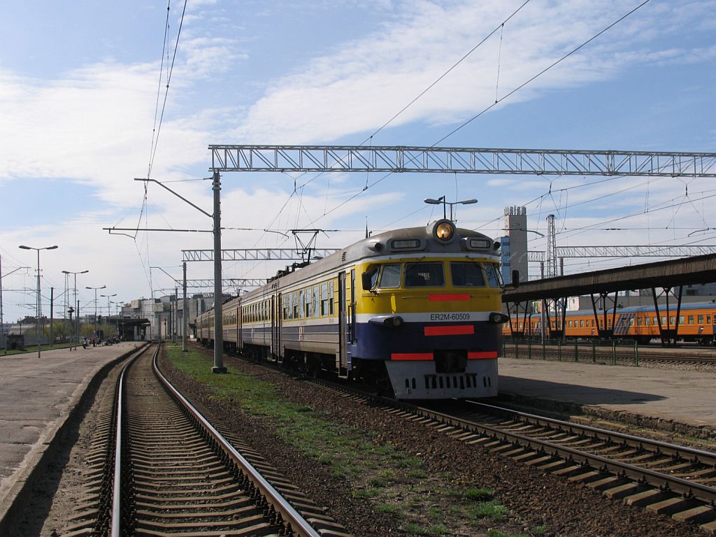 ER2M-60509/ER2M-60501 mit Regionalzug 6236 Riga Pasazieru-Lielvarde auf Bahnhof Riga Pasazieru am 3-5-2010.