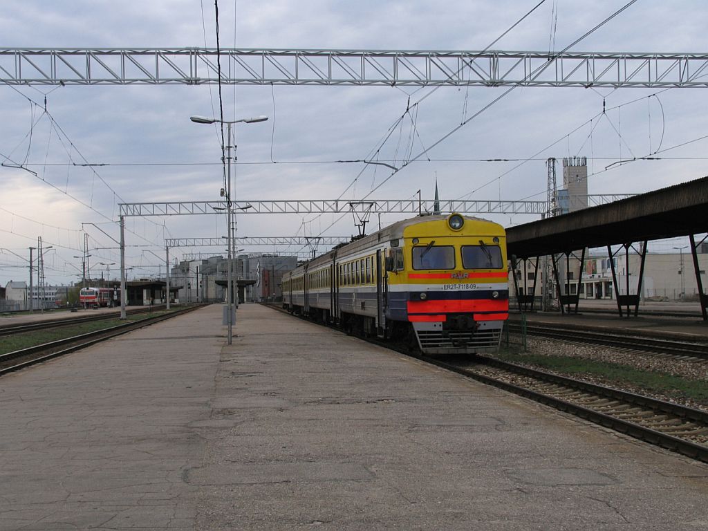 ER2T-7118-09 mit Regionalzug 6146 Riga Pasazieru-Skulte auf Bahnhof Riga Pasazieru am 3-5-2010.