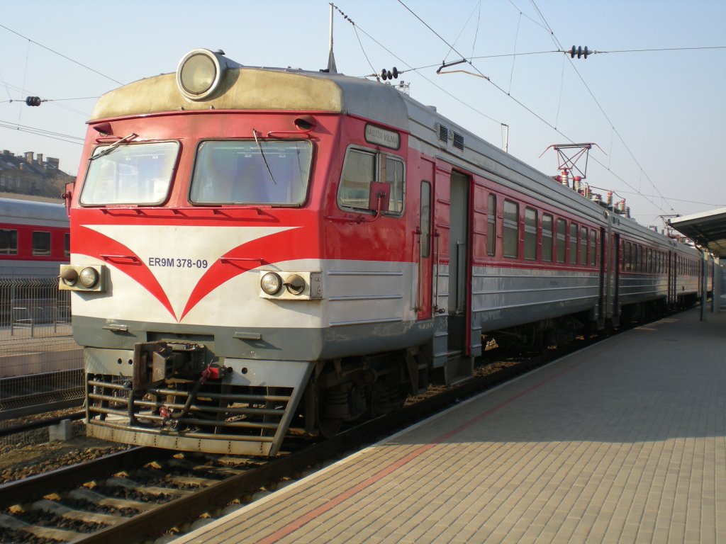 ER9M 378-09 der Litauischen Bahn am 12.04.2010 um 08:18 Uhr im Hauptbahnhof von Vilnius. 