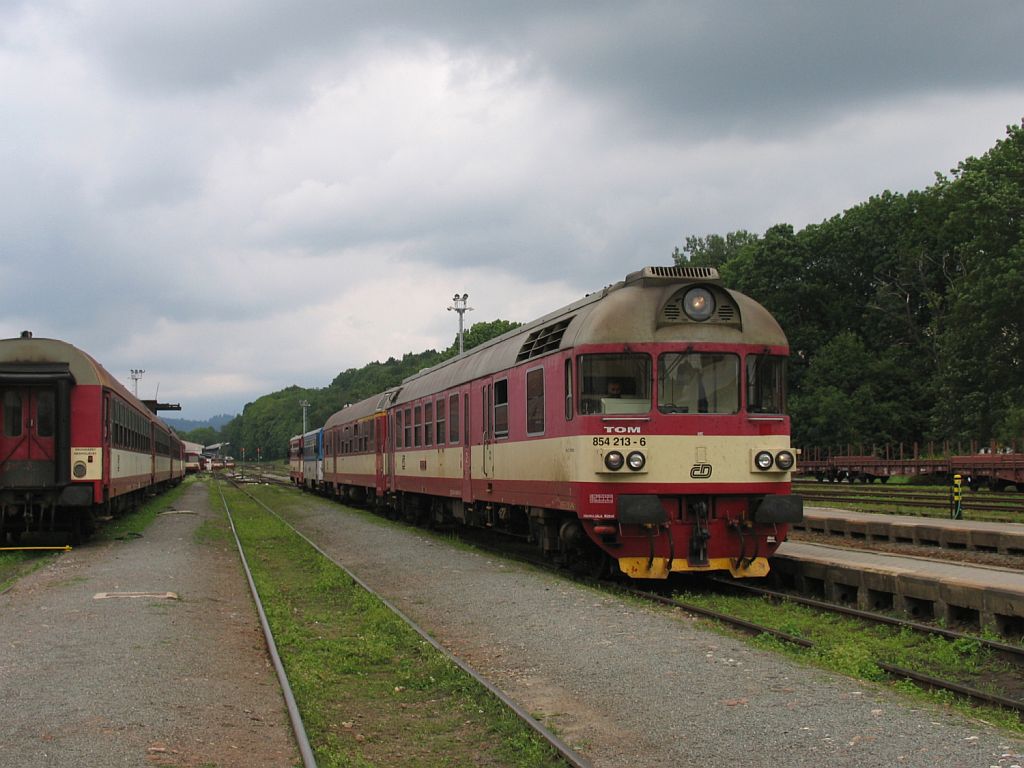 Erfreut war ich mit diese Zuggattung! Die 854 213-6/80-29 und zwei Brotbchse (810 565-2 + 810 312-9) mit Sp 1865 Kolin-Trutnov Hlavn Ndra auf Bahnhof Trutnov Hlavn Ndra am 6-8-2011.