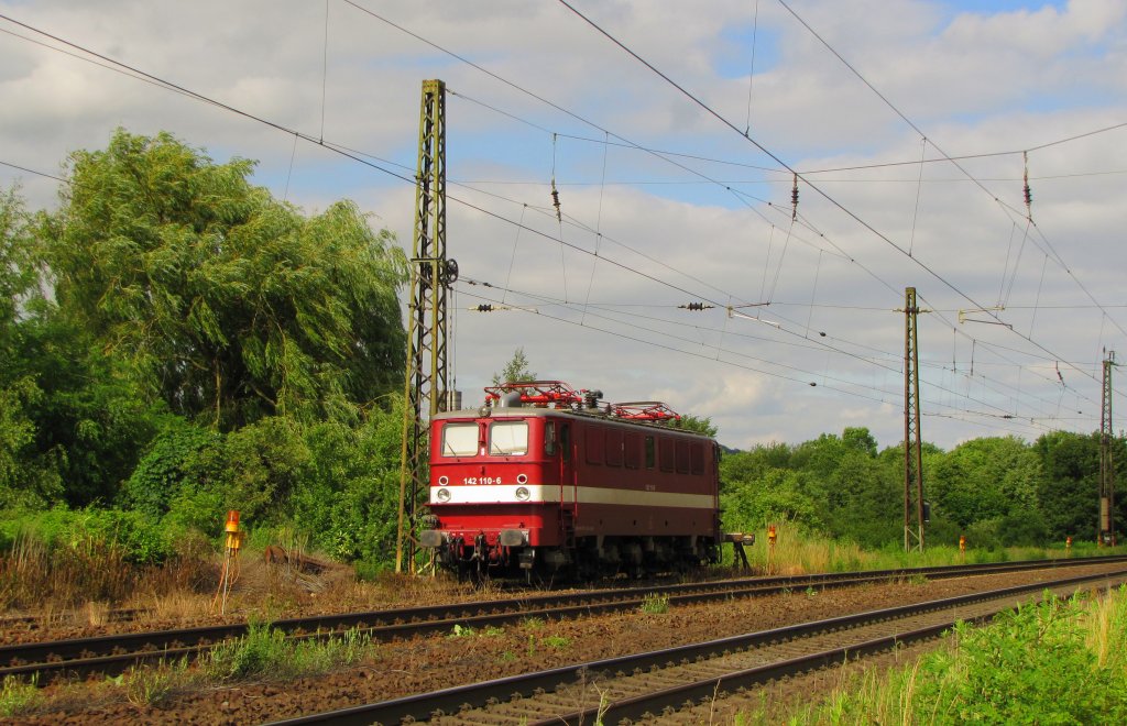 Erfurter Bahnservice 142 110-6 (91 80 6142 110-6 D-EBS) am 26.06.2012 abgestellt in Naumburg (S) Hbf.