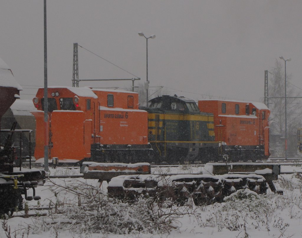 Erfurter Gleisbau GmbH 211.074 (92 80 1211 074 0 D-EGB) mit den Erfurter Gleisbau Schneepfl�gen 80-50 979 4218-1 + 80-50 979 7304-6 der Bauart Meiningen, am EB Bw Erfurt Ost; 29.11.2010