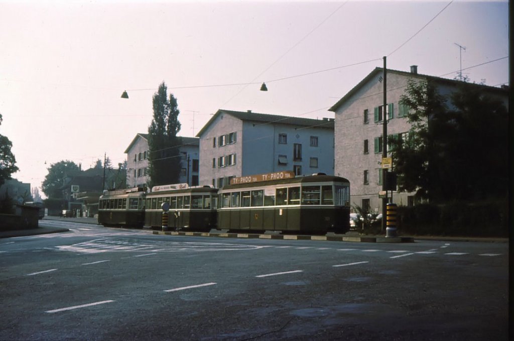 Erinnerung an die Anhngewagen 321-330 (1951/2): Wagen 321 in einem Dreiwagenzug 106 - 329 - 321 am frhen Morgen in Wabern, 27.August 1967.