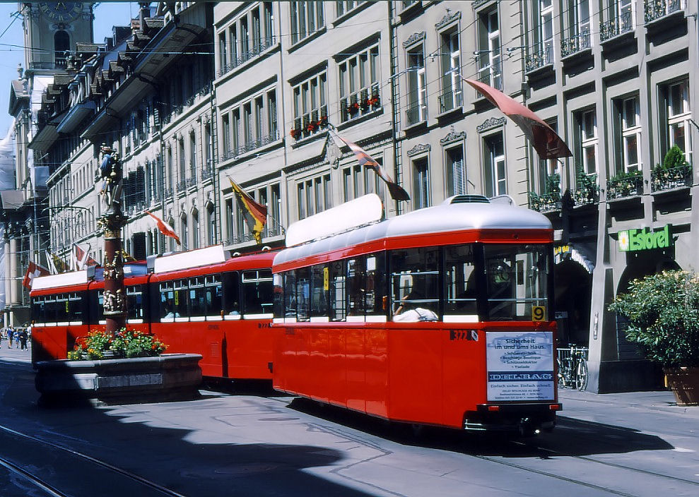 Erinnerung an die Berner Anhngewagen 321-330 (1951/2): Wagen 322 hinter Motorwagen 722 in der Spitalgasse, 28.Juli 2002. 
