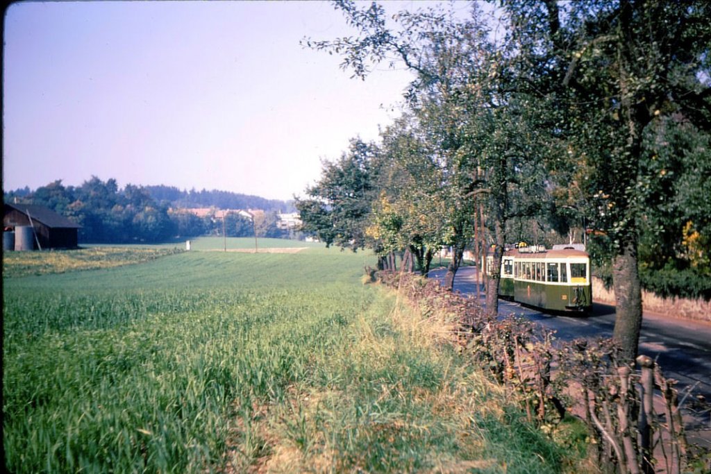 Erinnerung an die Berner Anhngewagen 321-330 (1951/2): Wagen 323 mit Motorwagen 106 beim Schnegg; noch sind die Felder unbebaut. 4.Oktober 1969. 
