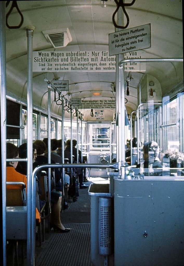 Erinnerung an die Berner Anhngewagen 321-330 (1951/2): Im Inneren des Wagens 324; erste Verhaltensregeln fr die Nutzung eines schaffnerlosen Wagens. 1967. 
