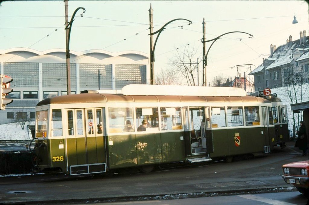 Erinnerung an die Berner Anhngewagen 321-330 (1951/2): Wagen 326 in der grellen Abendsonne an der Endstation Fischermtteli mit den damaligen charakteristischen Fahrdrahtmasten. Motorwagen 130. 27.Dezember 1975.