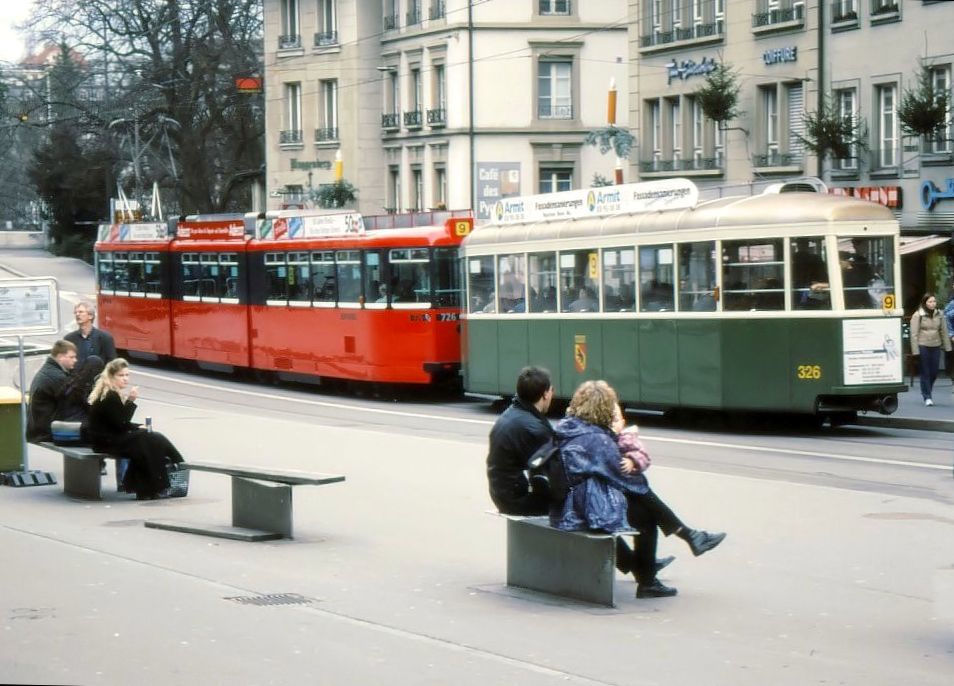 Erinnerung an die Berner Anhngewagen 321-330 (1951/2): Wagen 326 hinter dem schon roten Gelenkwagen 726, Zytglogge, 30.Dezember 2002. 
