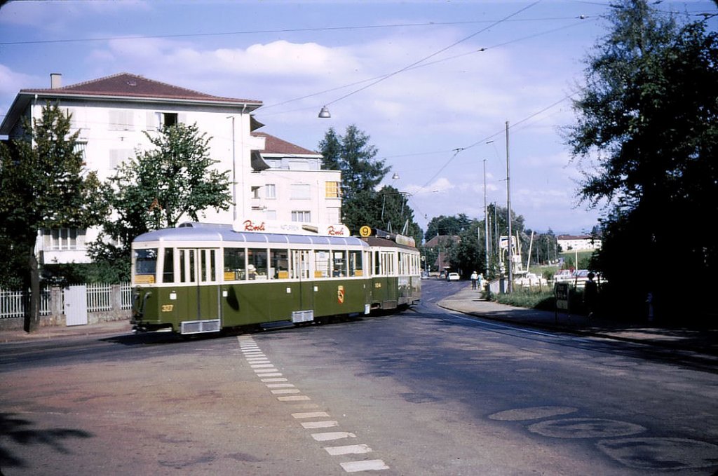 Erinnerung an die Berner Anhngewagen 321-330 (1951/2): Wagen 327 hinter Motorwagen 104; so sah frher die Einmndung in die Seftigenstrasse aus. 27.Juli 1970. 