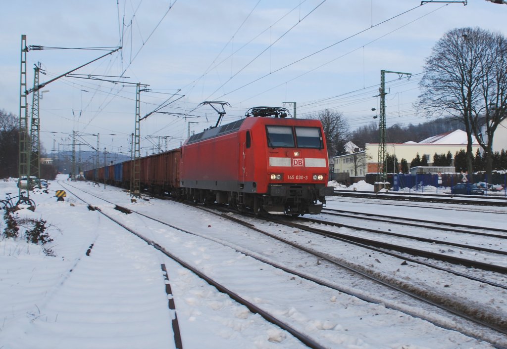 Erinnerung an die kalte Jahreszeit: 145 030-3 im eingeschneiten Brackweder Bahnhof. Der Zug mit reichlich offenen Schotterwagen war fr den Verteil-Bahnhof Hamm bestimmt. So gesehen am trben Nachmittag des 16.01.2010