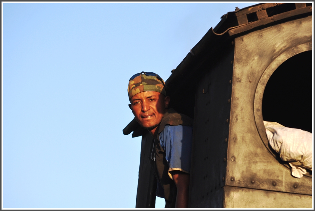 Eritrean Railways, Heizer auf der 440.008. (31.01.2012)